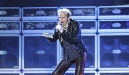 2011-12-26T233348Z_1_BTRE7BP1TGO00_RTROPTP_2_CENTERTAINMENT-US-VANHALEN