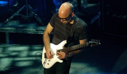 SATCHURATEDDSC_0352  credit ©Loudguitars