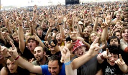 reading_06_mainstage_crowd__470x300