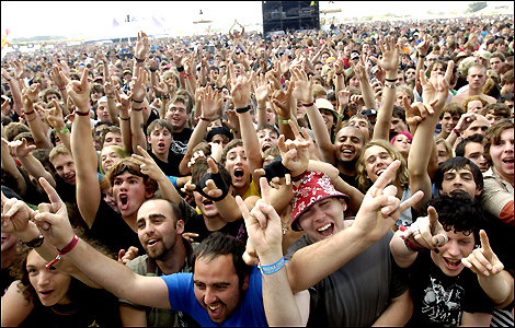 reading_06_mainstage_crowd__470x300