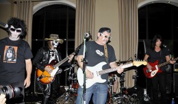 RUDY SARZO WITH DEAD ELVI  OCT 26 2013 PHOTO FRANK WHITE  CHILLER THEATRE EXPO  SHERATON HOTEL PARSIPPANY NEW JERSEY (4)