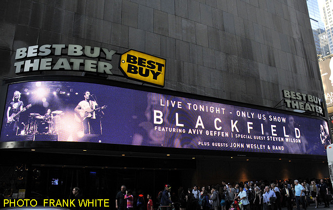 BLACKFIELD  MAY  1 2014  PHOTO  FRANK WHITE  BEST BUY THEATER  TIMES SQUARE  NEW YORK CITY (1)